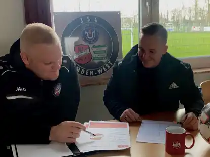 Sind schon voller Vorfreude, wenn es Anfang Juli viel Jugendfu&szlig;ball auf der Anlage von Frisch-Auf Wybelsum gibt: die Organisatoren des 1. Ivens-Junior-Cup, Eike Damm und Sascha Barfs.