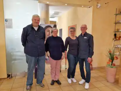 Freuen sich auf die Vernissage-Er&ouml;ffnung: Fotograf Heiko Czerwinski (von links), Fotografin Ingrid Heike, Uta Flores-Schwirtz und Axel Schwirtz von der Flores-Apotheke.