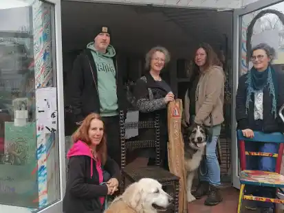 Ilona Schumacher (vorne links) ist mit ihrer Werkstatt f&uuml;r Kunst und Design vom Borchersweg weg nach Bloherfelde umgezogen. Dort teilt sie sich die R&auml;ume mit weiteren Kreativen.