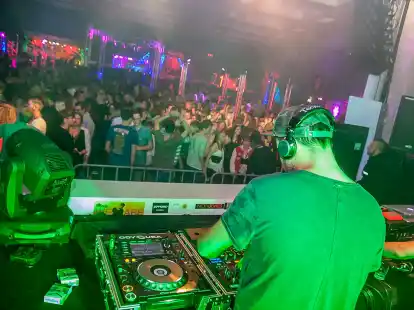 Ein DJ legt bei einer Scheunenfete auf. Sie sollen k&uuml;nftig wieder einfacher zu beantragen sein