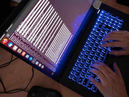 K&uuml;nstliche Intelligenz unterst&uuml;tzt die Polizeiinspektion Leer/Emden dabei, kinderpornografisches Material zu entdecken. Noch m&uuml;ssen die Beamten allerdings nachkontrollieren, denn die KI-Unterst&uuml;tzung ist noch ein Versuchsprojekt.