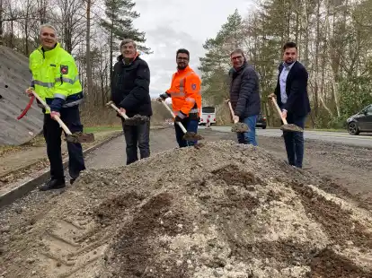 Leiten mit dem Spatenstich den Radwegneubau an der Kreisstra&szlig;e 332 ein (von links): Uwe Sch&ouml;nheim von der Polizei, Schortens B&uuml;rgermeister Gerhard B&ouml;hling, Yasin Kilic von der Stra&szlig;enbauverwaltung, Landrat Sven Ambrosy und Hueseyin Akkurt von Strabag.