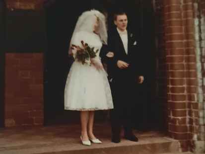 F&uuml;r das junge Paar w&auml;re es auch ohne gro&szlig;e Feierlichkeiten gegangen. Doch Heikos Mutter zuliebe heirateten die Beiden im klassischen wei&szlig; in der Eversten Kirche in Oldenburg.