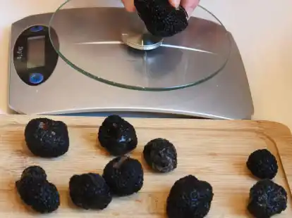 Im Hofladen von Gunter Kahlo verkaufen er und seine Tochter Josy Marie Tr&uuml;ffel-Erzeugnisse aus dem eigenen Anbau.