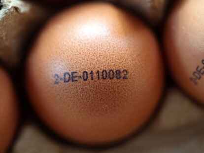 Der durchschnittliche Verkaufspreis f&uuml;r ein Paket mit zehn Eiern aus Bodenhaltung in der Gr&ouml;&szlig;e M hat in der vergangenen Woche bei 2,02 Euro gelegen. Vor einem Jahr betrug der Preis noch bei 1,75 Euro.