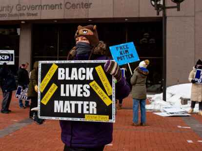 Ein Demonstrant mit einem &laquo;Black Lives Matter&raquo;-Schild in Minneapolis.