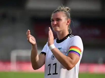 In Testspielen werden Deutschlands Fu&szlig;ball-Frauen um Alexandra Popp weiter mit der Regenbogen-Kapit&auml;nsbinde auflaufen.