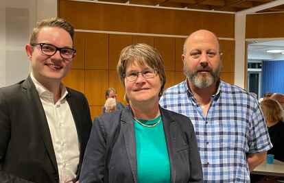 Justin M&uuml;ller (von links), Leiter Politische Angelegenheiten bei der EWE,  mit Christel Bartelmei (Vorsitzende CDU-Kreisverband Friesland) und Matthias L&uuml;hrs (CDU Sande). Bild: Annette Kellin