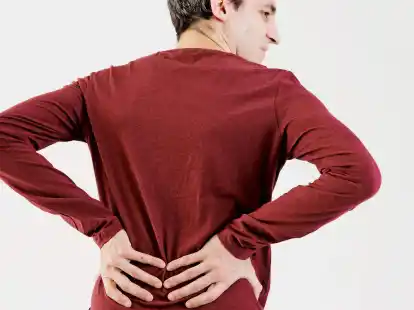 Stechender Schmerz im unteren R&uuml;cken? Eine kleine Angewohnheit kann daran Schuld sein.