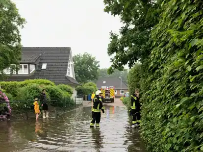 Am 5. Juni 2021: Die &uuml;berflutete Graf-von-Galen-Stra&szlig;e in Rastede: Sie liegt in einem der Gebiete, f&uuml;r die die Starkregenkarte eine &Uuml;berflutungsgefahr ausweist.