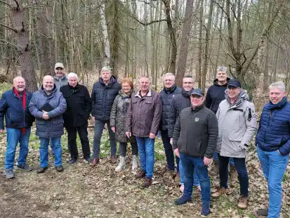 Mitglieder der Interessengemeinschaft Wasser Hegeler Wald und der Kreistagsgruppe FDP/Freie W&auml;hler/UWG/CDW trafen sich und er&ouml;rterten die Situationen zur m&ouml;glichen Grundwasserf&ouml;rderung im Hegeler Wald.