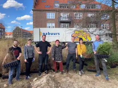 Lieferung der B&auml;ume:  Aktive und  Ehrenamtliche  vom Verein &bdquo;Neu Donnerschwee verbindet&ldquo; und der Aktion &bdquo;Mehr B&auml;ume jetzt&ldquo; haben die Setzlinge in Empfang genommen. Mit dabei waren auch Quartiersmanagerin Ute Goronczy (Mitte) und Aldrik Bethke (3. von rechts).