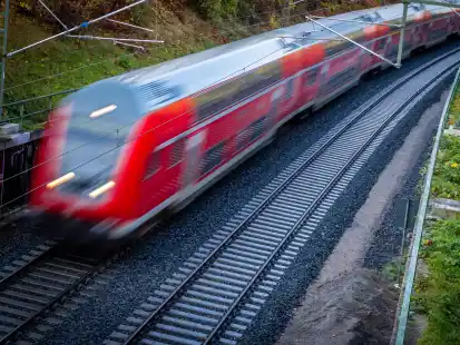 Mit dem Deutschland-Ticket kann man f&uuml;r 49 Euro im Monat unter anderem bundesweit Nahverkehrsz&uuml;ge nutzen.