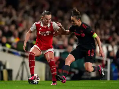 Die Bayern um Lina Magull (r) mussten sich Arsenal geschlagen geben.