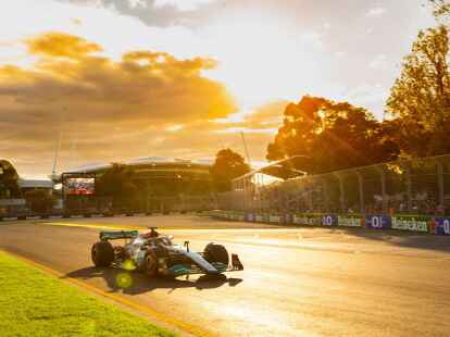 George Russell aus Gro&szlig;britannien von Team Mercedes steuert sein Auto auf der Rennstrecke.