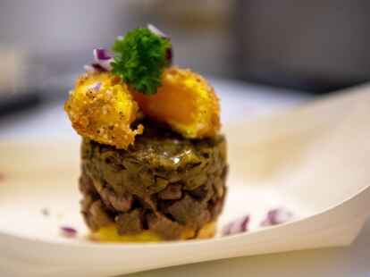 Um ein Eigelb zu panieren, muss man es zuvor f&uuml;r rund eine Stunde in den Froster packen.