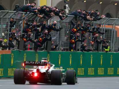 Diese Szenen soll es k&uuml;nftig nicht mehr geben: Die Formel 1 will keinen Jubel auf der Boxenmauer.
