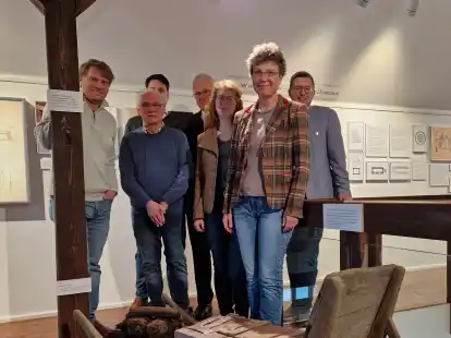 Freuen sich &uuml;ber die neue Ausstellung im Moor- und Fehnmuseum (von links): Lukas Aufgebauer, Edgar Ruhm, Corvin Linke, Hans Eveslage, Janne Hansen, Antje Hoffmann und Nils Anhuth.