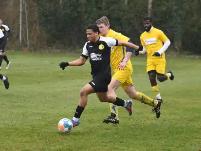 Terrick Monsanto (am Ball) wechselte in der Winterpause zum TuS Middels.