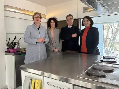 Bundesbauministerin Klara Geywitz (v.l.n.r.) besucht ein Studentenwohnheim in Berlin und posiert mit Julia B&ouml;hnke von der Gewerkschaft Verdi, Matthias Anbuhl, Vorstandschef Deutsches Studierendenwerk, und Petra Mai-Hartung, Gesch&auml;ftsf&uuml;hrerin Studierendenwerk Berlin, f&uuml;r ein Foto.