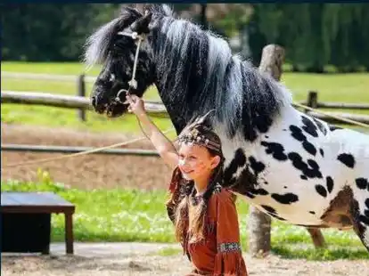 Das Indianerm&auml;dchen Yamanti erlebt in der Pferdeshow auf dem Messegel&auml;nde in Aurich viele Abenteuer.