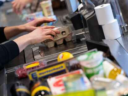 Ein Kassierer arbeitet in einem Supermarkt: Die Inflationsrate sinkt.