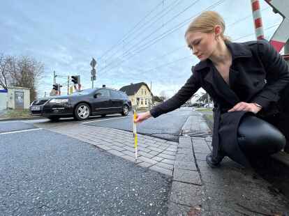 Wird endlich repariert: Die abgesackte Pflasterung am Bahn&uuml;bergang in Rastede.
