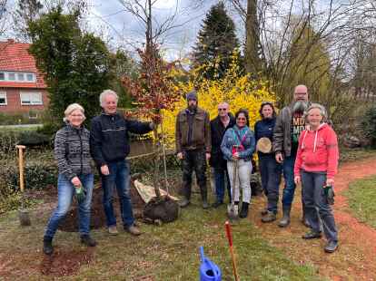 Und wieder spielte das Wetter mit: Vertreter der B&uuml;rgerinitiative und des ETHC pflanzten gemeinsam eine Blutbuche am Rand der Tennispl&auml;tze am Wall.