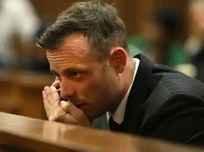 Oscar Pistorius spricht w&auml;hrend einer Anh&ouml;rung im Obersten Gerichtshof in Pretoria in sein Mobiltelefon (2016).