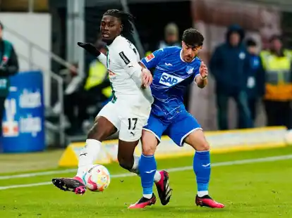 Gladbachs Manu Kon&eacute; (l) und Hoffenheims Umut Tohumcu k&auml;mpfen um den Ball.