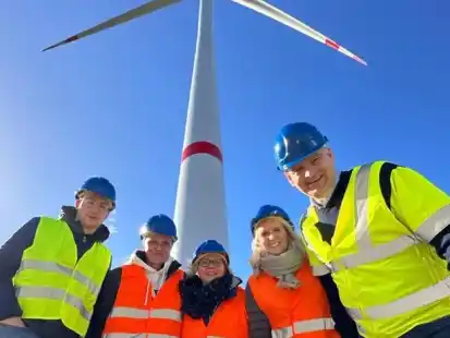 Im Windpark Glane: (von links) Jan-Hendrik Rode, Christin Rolli&eacute;, Gudrun Brockmeyer, Claudia Gladen und Jens-Peter Hennken
