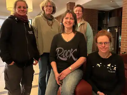 Eingespieltes Team: Tierheim-Leiterin Franka Thun sowie die Vorstandsmitglieder Isabell Gr&ouml;ger (Schriftf&uuml;hrerin), Vorsitzende Monika B&ouml;ker, Kassenwartin Bianca Reins und Susanne Beckemeier (stellvertretende Vorsitzende).