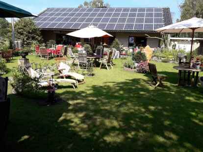 L&auml;dt zum Verweilen ein. Der Garten &bdquo;Unterm Segel&ldquo; am Ems-Jade-Kanal.