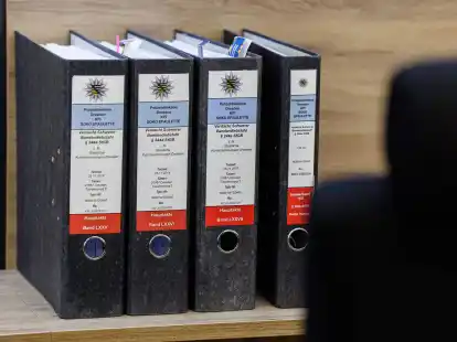 Akten im Gerichtssaal: Seit Ende Januar wird im Zusammenhang mit dem Juwelendiebstahl aus dem Gr&uuml;nen Gew&ouml;lbe gegen sechs junge M&auml;nner verhandelt.