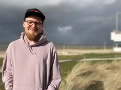 Am Strand von Dangast ist Kevin Altenberger regelm&auml;&szlig;ig. In dem Podcast &bdquo;Dancast&ldquo; spricht er &uuml;ber seine Verbundenheit mit dem Ort.