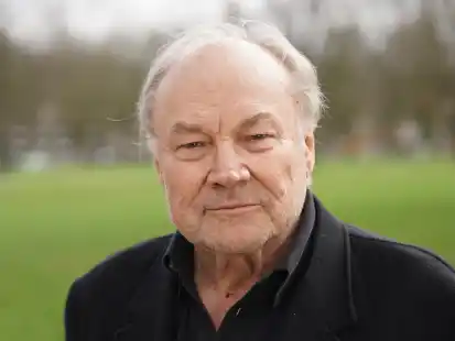 Schauspieler Klaus Maria Brandauer feiert seinen 80. Geburtstag im Juni 2023 mit der Tournee &bdquo;Mozart! Brandauer liest Mozart&ldquo;. Am 6. Juni rezitiert er im Wilhelmshavener Stadttheater.