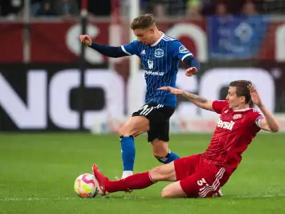 Hamburgs Sonny Kittel (l) im Zweikampf mit D&uuml;sseldorfs Marcel Sobottka.
