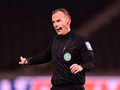 Schiedsrichter Marco Fritz pfeift das Spitzenspiel zwischen Bayern M&uuml;nchen und Borussia Dortmund.