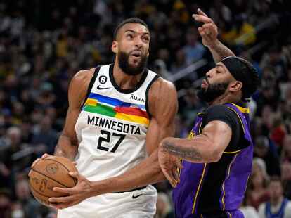 Anthony Davis (r) &uuml;berragte beim Lakers-Sieg gegen Minnesota.