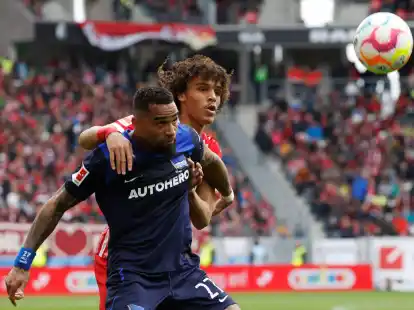 Kevin-Prince Boateng (vorne) konnte mit Hertha einen Punkt aus Freiburg mit nach Berlin nehmen.