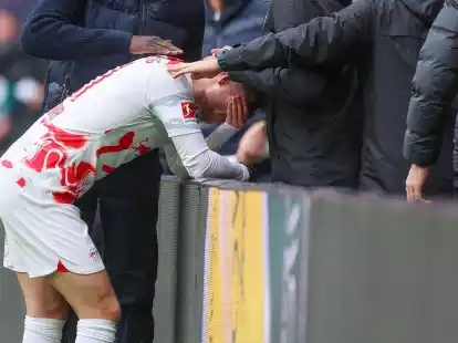 Leipzigs St&uuml;rmer Timo Werner musste nach der Niederlage getr&ouml;stet werden.