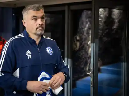 Schalkes Trainer Thomas Reis bleibt trotz Niederlage gegen Bayer Leverkusen zuversichtlich.