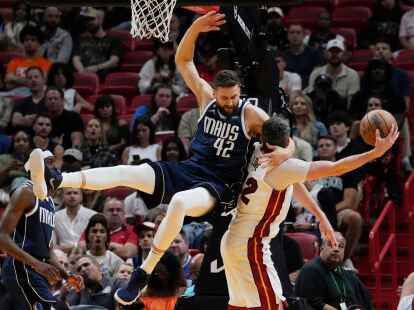 Maxi Kleber (l) musste sich mit Dallas Miami geschlagen geben.