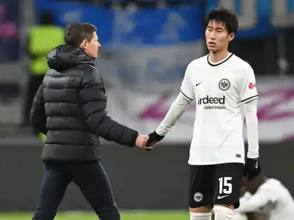 Daichi Kamada (r) vin Eintracht Frankfurt.