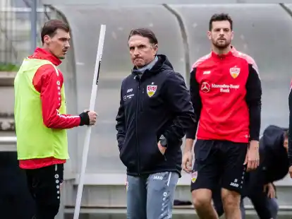Leitete einen Tag nach dem 0:3 bei Union Berlin das VfB-Training: Bruno Labbadia (M).