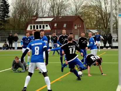 Eine typische Szene dieses Ostfrieslandliga-Spitzenspiels: Borssum drückte trotz Unterzahl, Holtriem verteidigte vielbeinig.