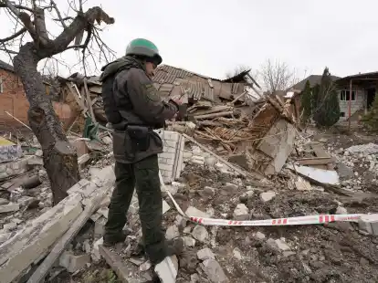 Ein ukrainischer Soldat dokumentiert in Charkiw die &Uuml;berreste eines Hauses, das von einer russischen Rakete zerst&ouml;rt wurde.