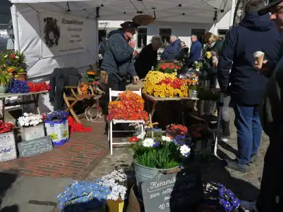 Keramikblumen gab es beim Handgemacht Markt zu kaufen.