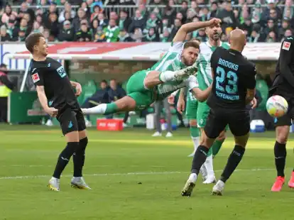 Seitfallzieher von Werders Niklas Füllkrug gegen Hoffenheim.