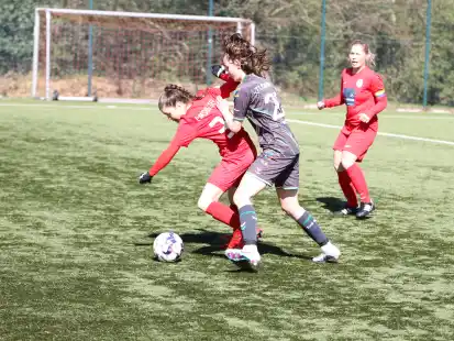 Auf verlorenem Posten: Büppels Fußballerinnen (schwarze Trikots) verloren gegen den Eimsbütteler TV mit 1:2.